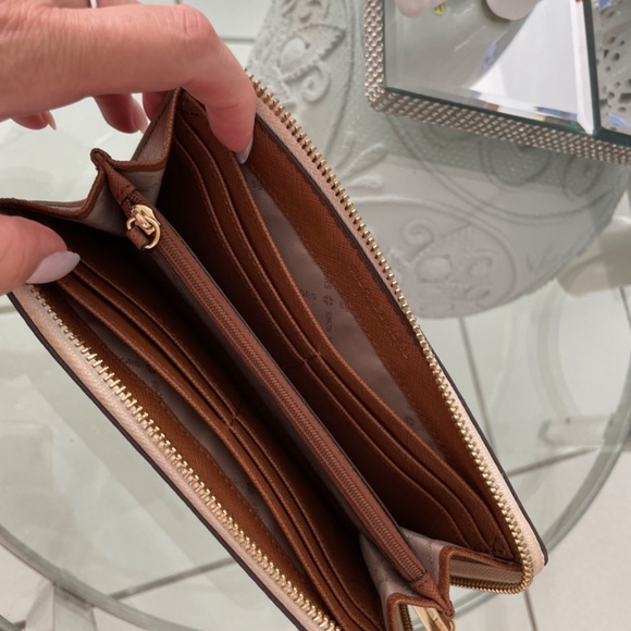 Michael Kors wallet - Picture 2 of 3